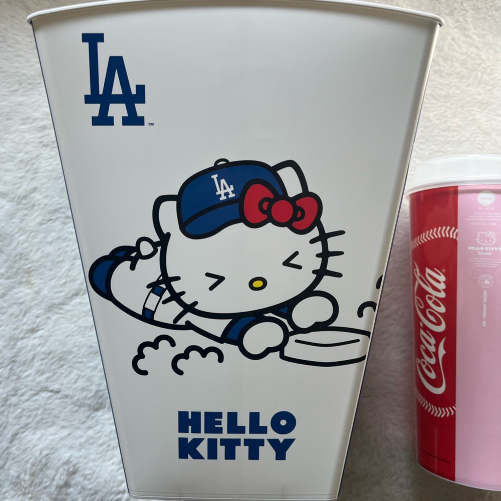 Hello Kitty Dodger Set - Picture 2 of 4